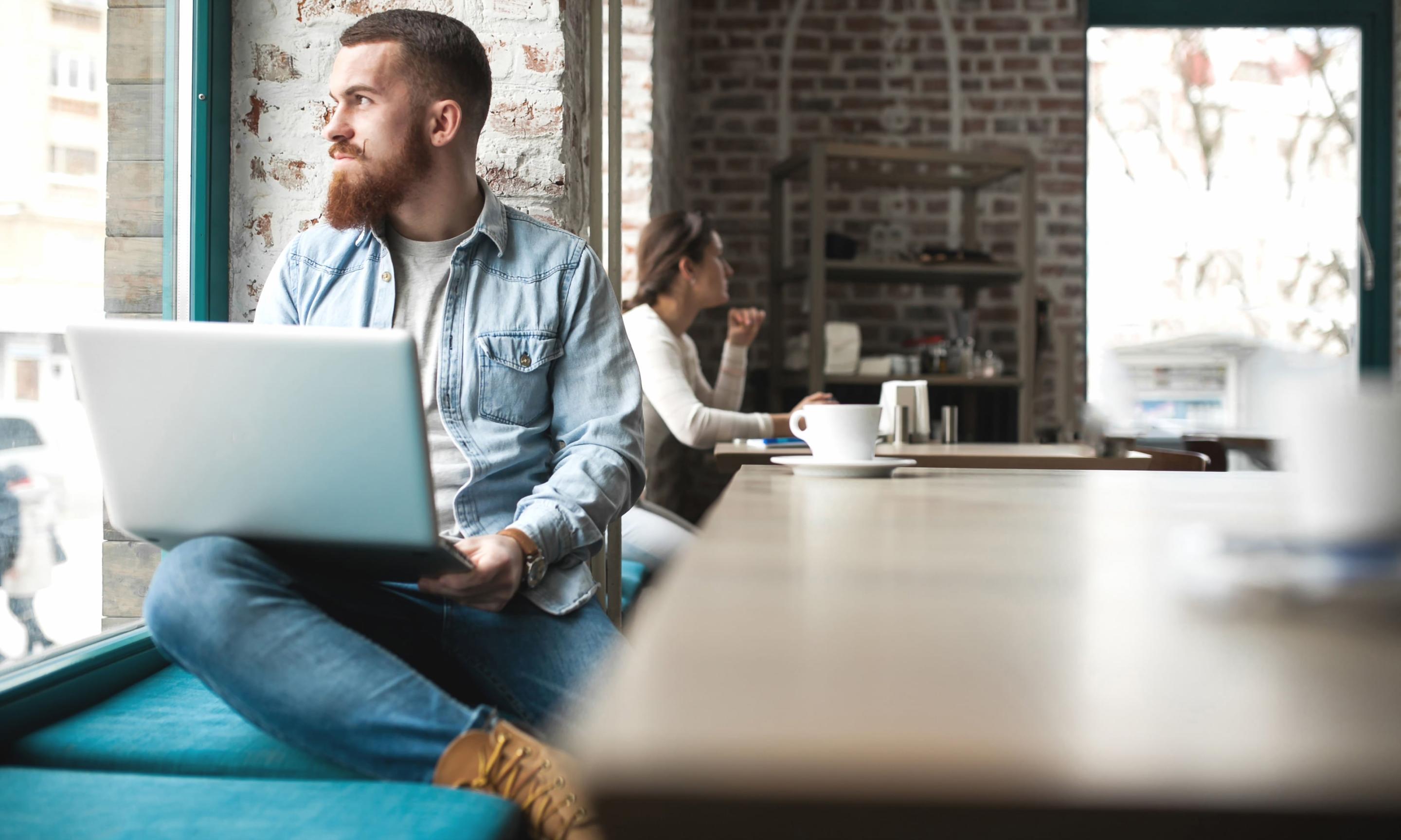 Interaktywna tablica z wykresami ekonomicznymi i notatkami